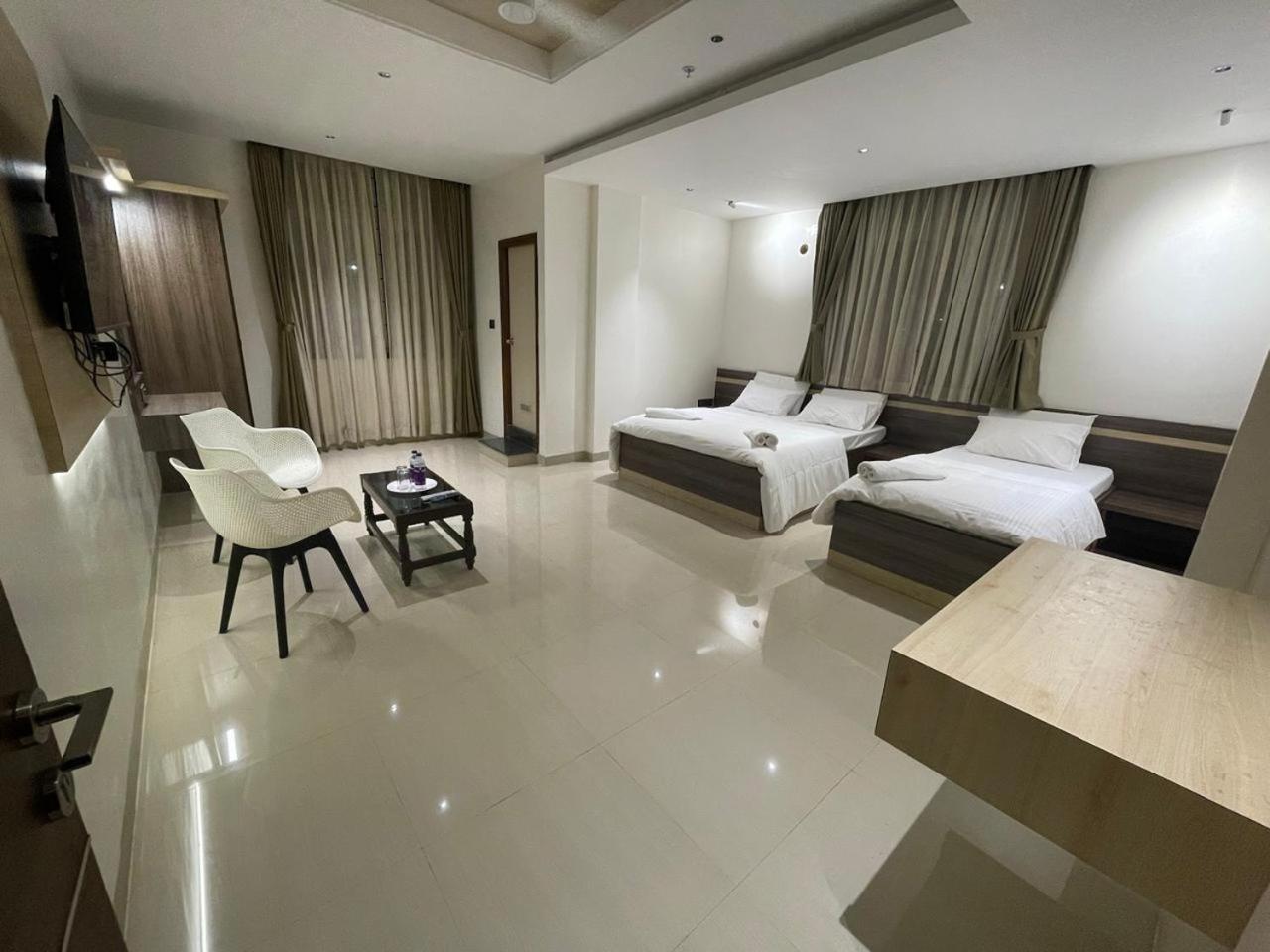 Model Grand Inn Беллари Экстерьер фото