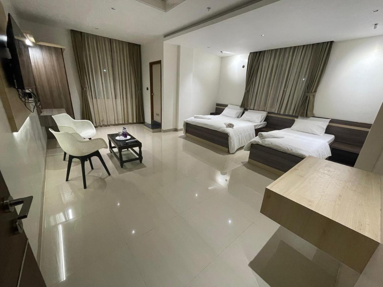 Model Grand Inn Беллари Экстерьер фото