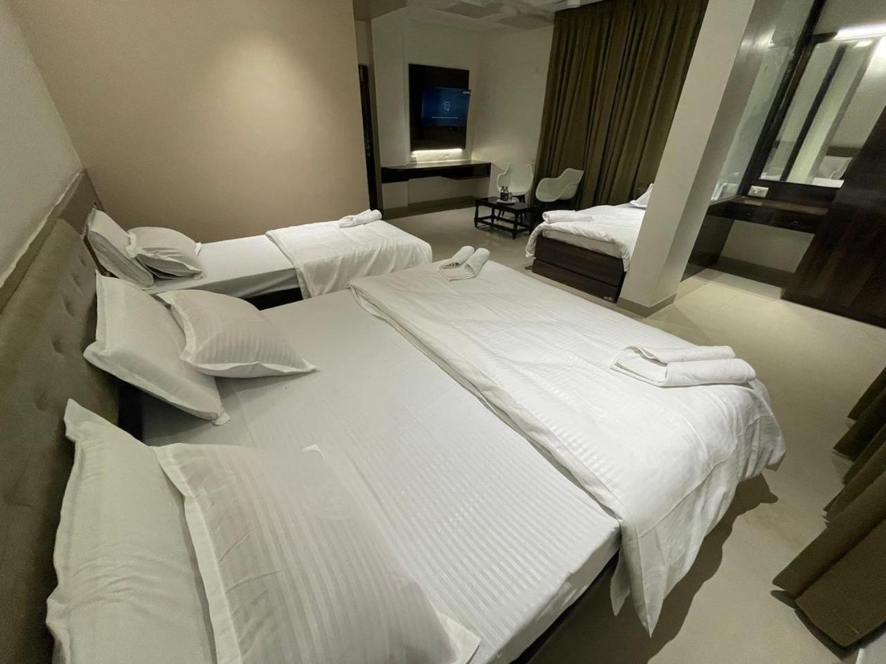 Model Grand Inn Беллари Экстерьер фото