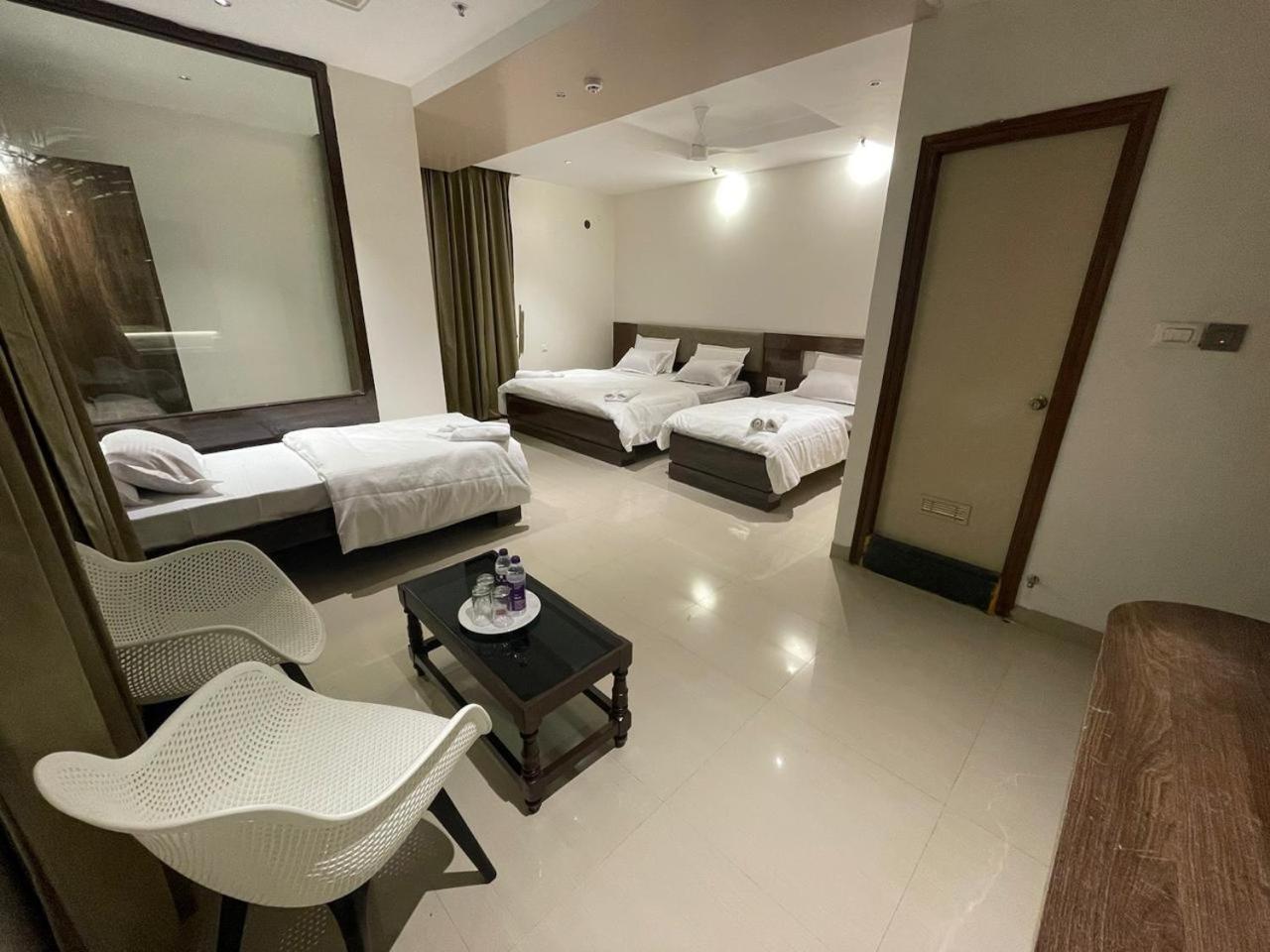 Model Grand Inn Беллари Экстерьер фото
