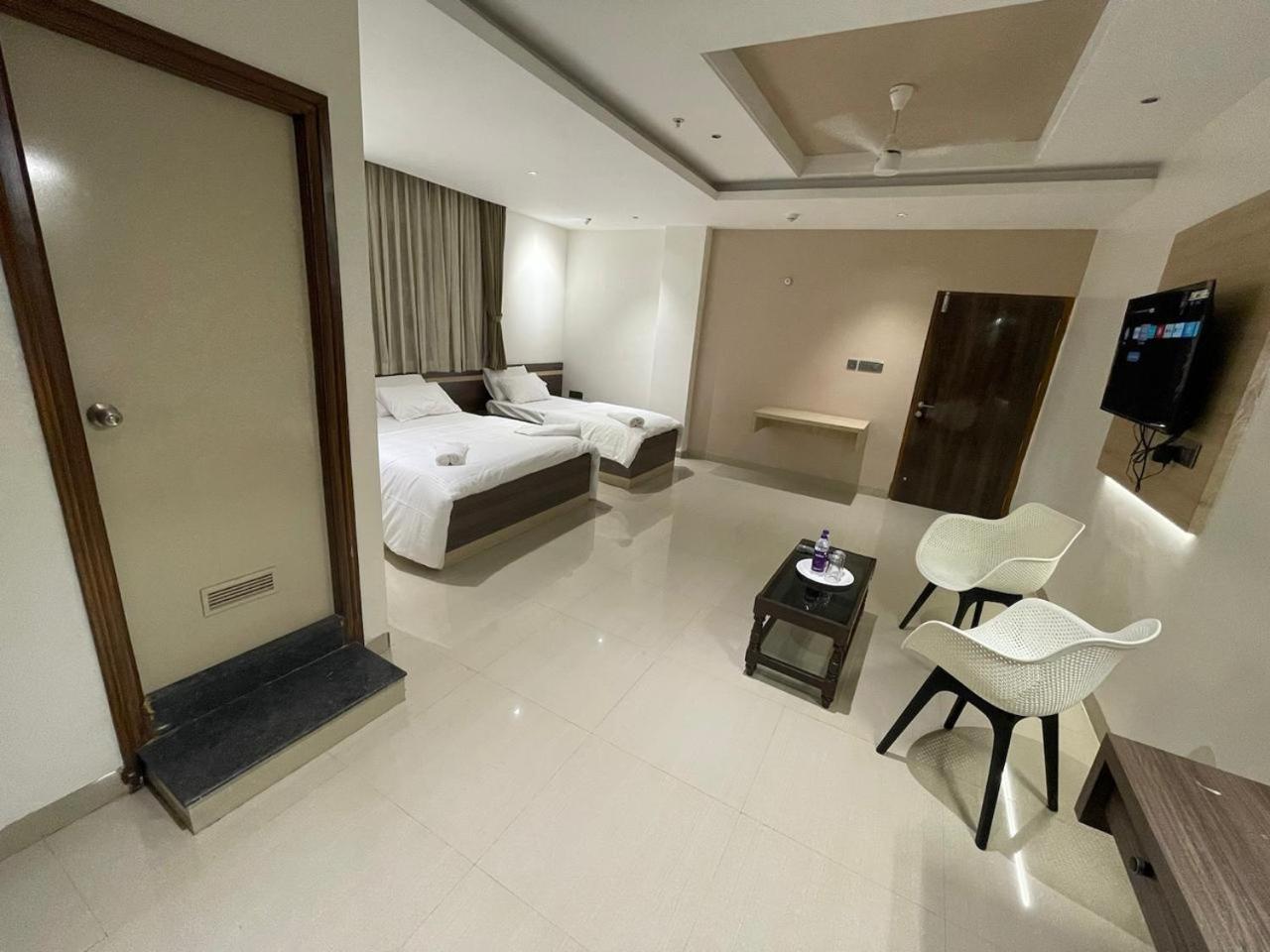 Model Grand Inn Беллари Экстерьер фото
