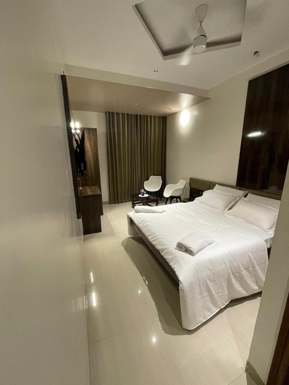 Model Grand Inn Беллари Экстерьер фото