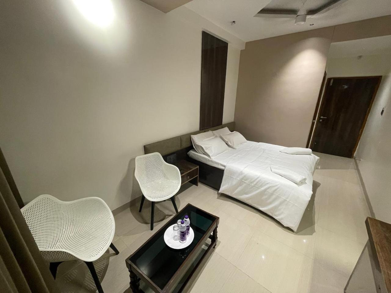 Model Grand Inn Беллари Экстерьер фото