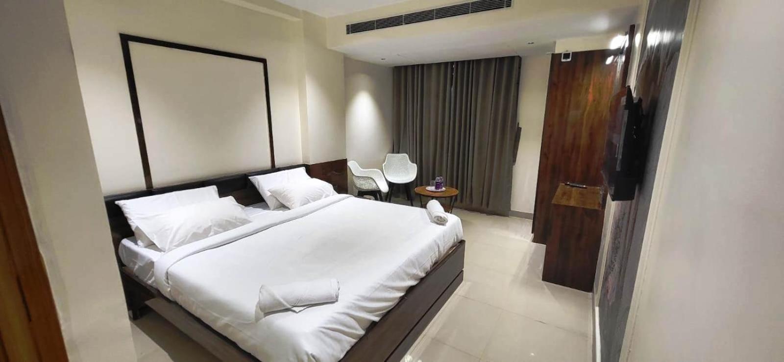 Model Grand Inn Беллари Экстерьер фото