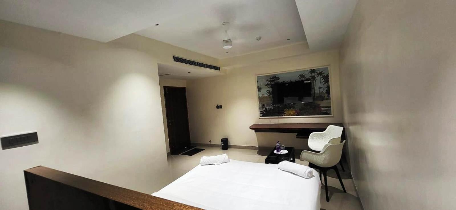 Model Grand Inn Беллари Экстерьер фото