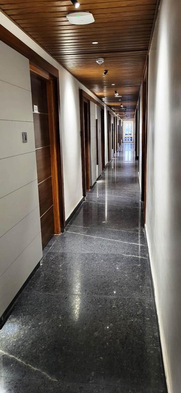 Model Grand Inn Беллари Экстерьер фото